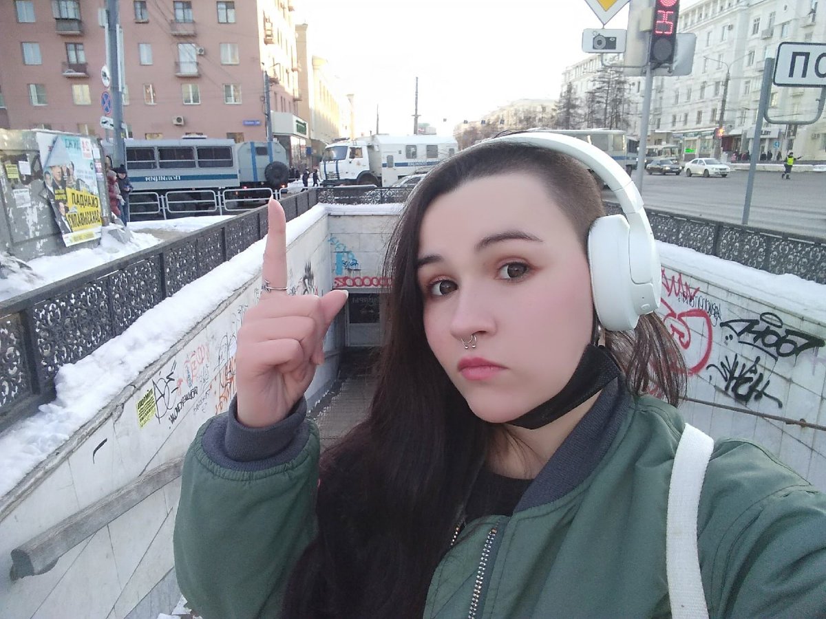 AlexRomero174's tweet photo. #31января Челябинск. 
После долгих плутаний по дворам и нелёгких стычек с ОМОНом люди все же добрались до бульвара Славы. 
От себя скажу,что часть молодых людей шли ради конфликта,ради попыток докопаться до ОМОНа,а при возникновении опасности бежали в толпу. Жалкое зрелище. https://t.co/jKqoJfdcPm