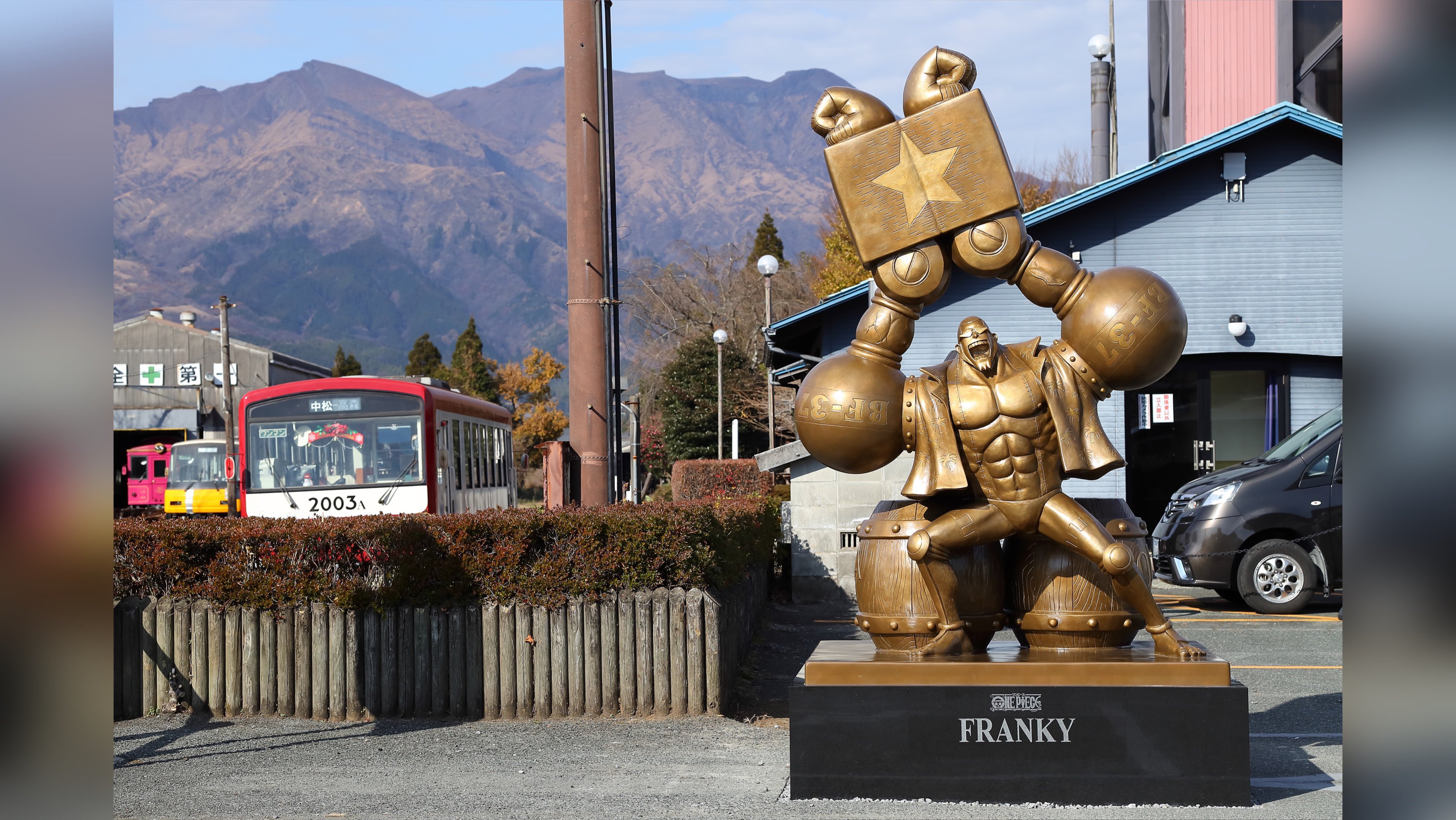 One Pieceスタッフ 公式 南阿蘇鉄道の高森駅に建つフランキー象 阿蘇山をバックにスーパーなポーズを決めてる フランキー象は見逃せないぞ Onepiece ワンピース T Co O6t0icf6am Twitter