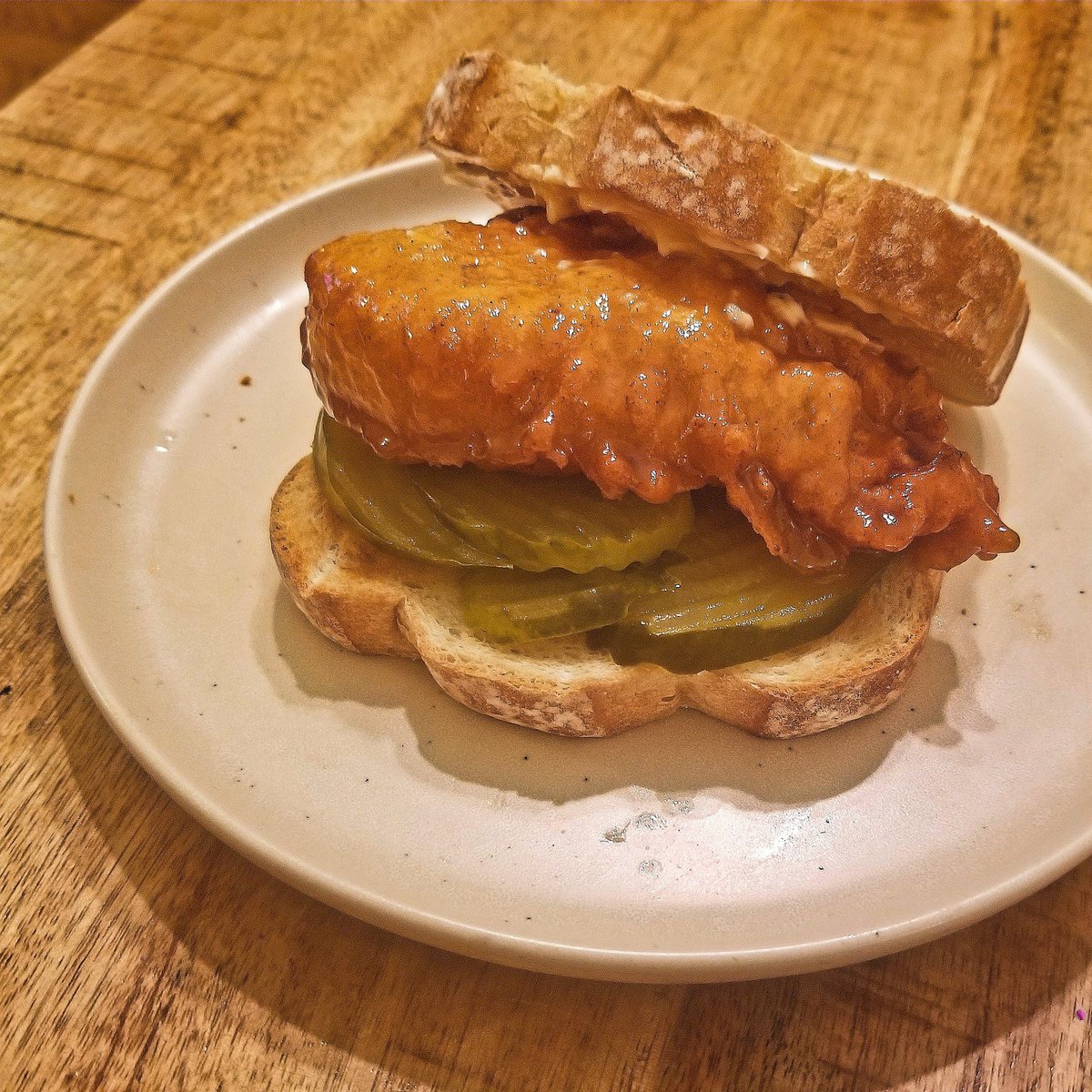 [Memphis Honey Gold] buttermilk brined fried chicken coated in Memphis style honey gold sauce, pickles, mayonesa, toasted white bread 🐓🍞😍