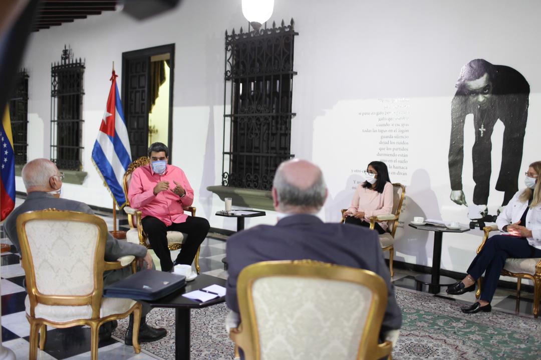 I met with the Official Delegation of our sister Cuba, who this week had a day of work, exchange and review of the Cuba-Venezuela Agreement. A path initiated by Presidents Fidel and Chavez that today, in the midst of difficulties, continues its course.