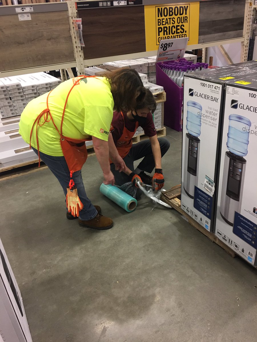 Dee wrapping the tall pallets with the extra care at the at the base and corners. She is an expert and took on a quick peer training for Kia. Awesome team focus on #safetyispersonal <a href="/HdJaaron/">Jaaron Lauterbach HD</a> <a href="/SarahLowell_HD/">Sarah Lowell</a> @CraigCorlissHD @THDTrenton