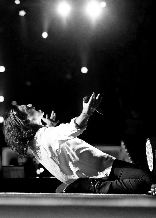 Harry Styles and Louis Tomlinson pics that belong next to each other.~a long but necessary thread~