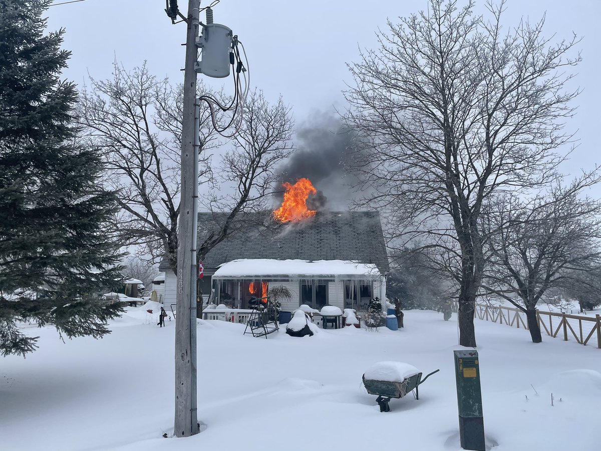 ShelburneONFD's tweet image. Real heroes at a house fire today were the friends and neighbours who rushed next door to help the senior couple get out.