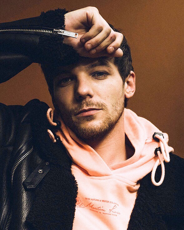 Harry Styles and Louis Tomlinson pics that belong next to each other.~a long but necessary thread~