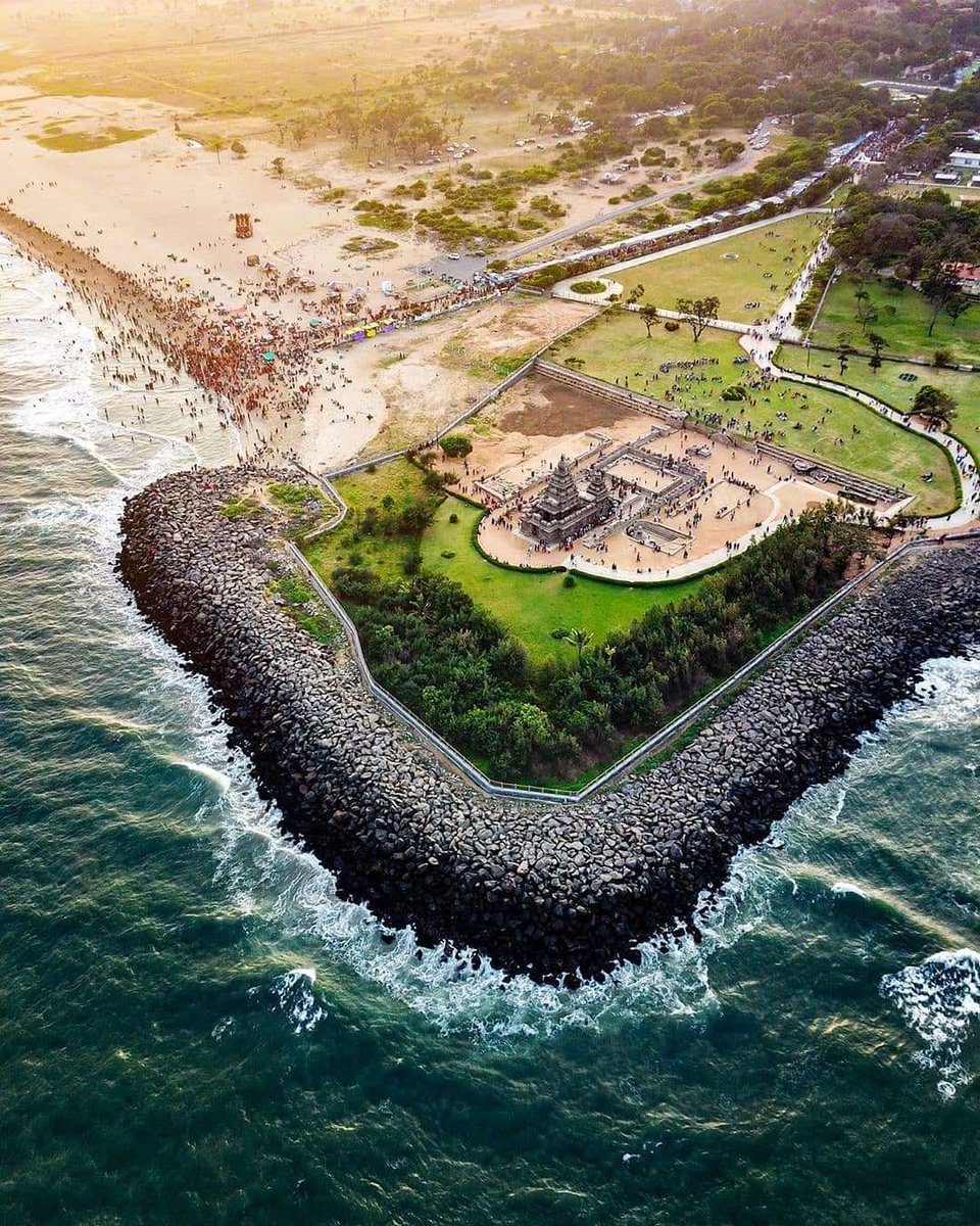 Far Beyond 7 wonders!
#IncredibleIndia
#Mahabalipuram
Tamilnadu
One of the most popular tourist destination of Tamilnadu built by Pallavas in 7th-8th century, UNESCO's World Heritage Site with range of monuments temples, caves, monoliths, stone carvings etc.
(📷: own+internet)