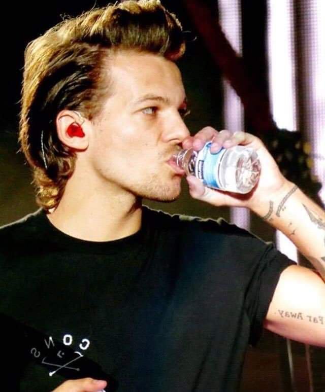 Harry Styles and Louis Tomlinson pics that belong next to each other.~a long but necessary thread~