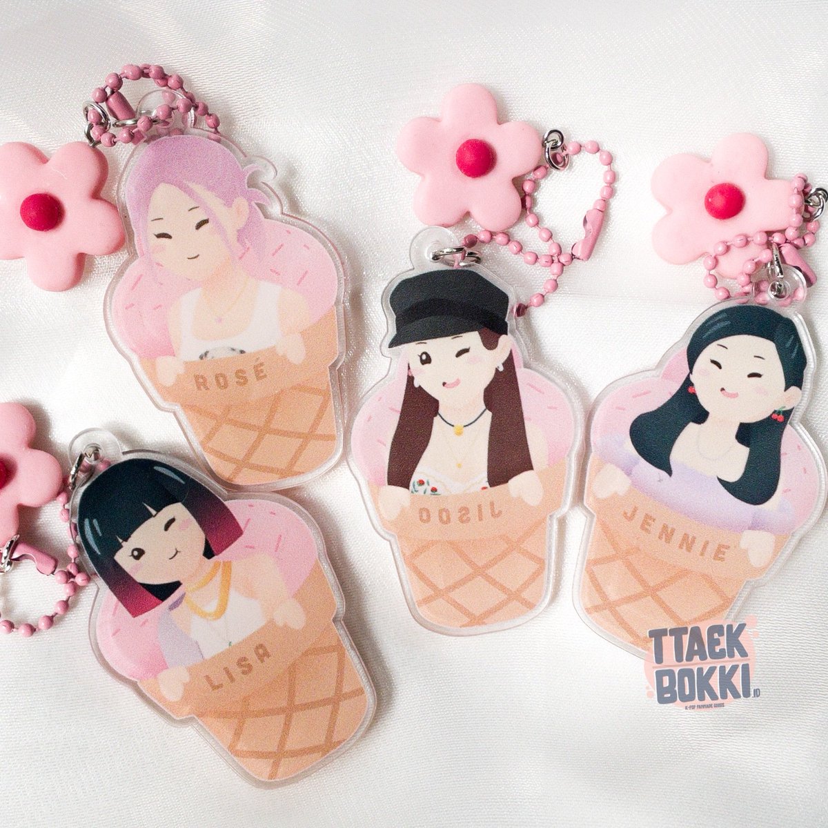 jualbelirin's tweet photo. DYNAMITE MILK &amp; ICE CREAM KEYCHAIN by https://t.co/mJPTpHVy1a

IDR 35K
Fanmade🌈
Double sided acrylic (gambar bolak balik)
Size ± 4 cm x 5 cm dan ± 4 cm x 6 cm
—
Available on Shopee🍊
Link on bio✨ https://t.co/1vNh0JXePp