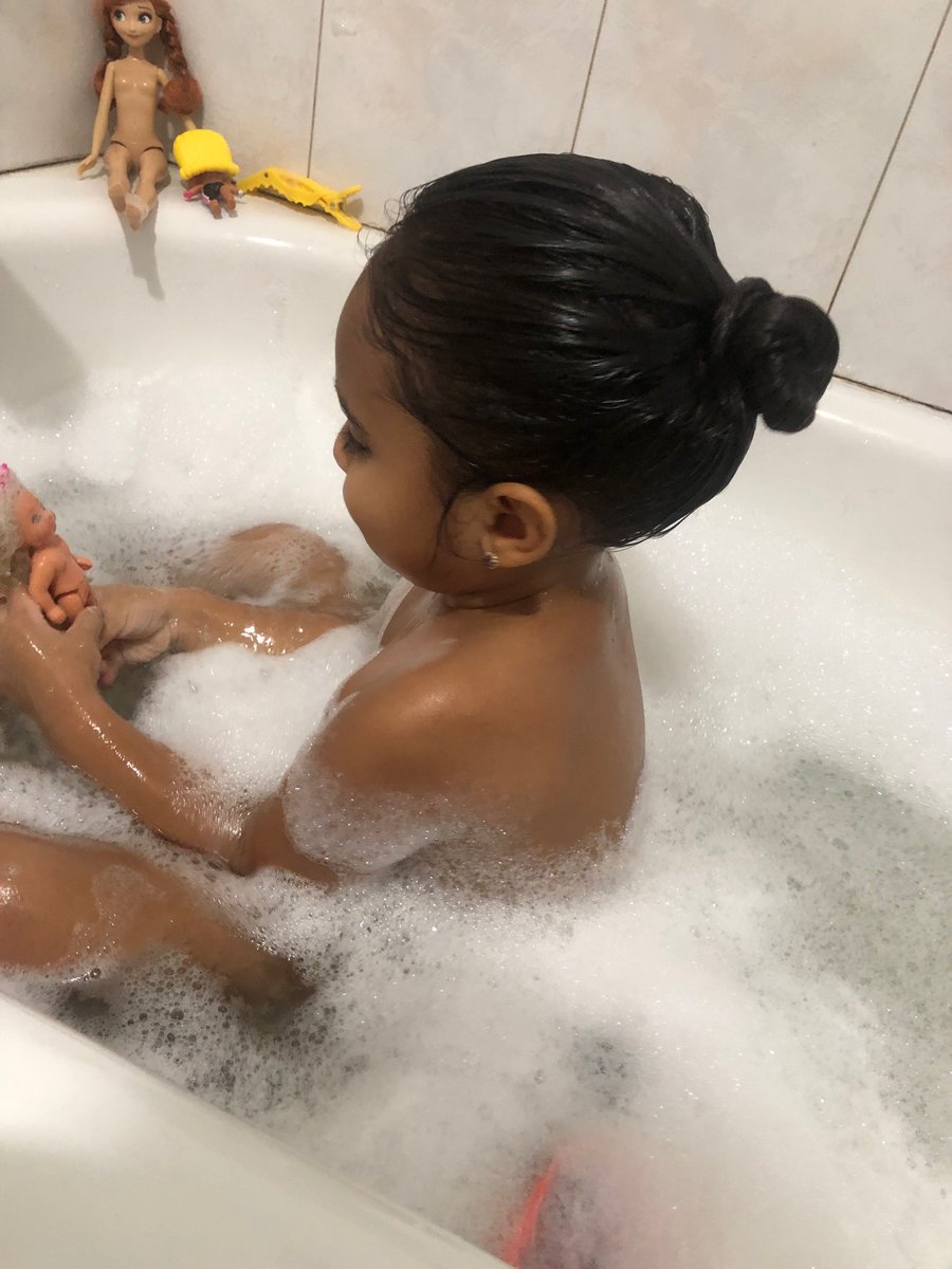 CoolStoryFlaco's tweet photo. True Life : since she started taking bubble baths my daughter will not take a one with NO ONE but me. Not even her mother. She will literally fight and cry for me. https://t.co/x3v02PAtax