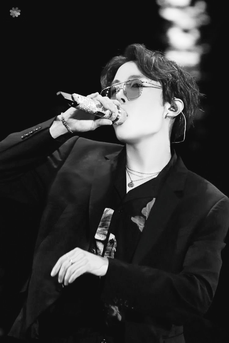 How to make your twitter an achromatic color — a dangerous thread ! #HAPPYHOBIUARY