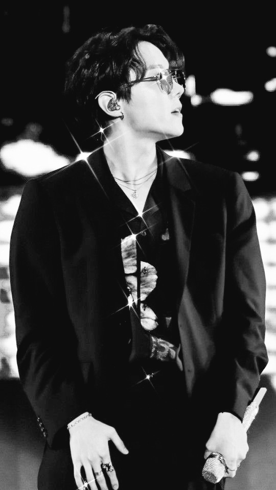 How to make your twitter an achromatic color — a dangerous thread ! #HAPPYHOBIUARY