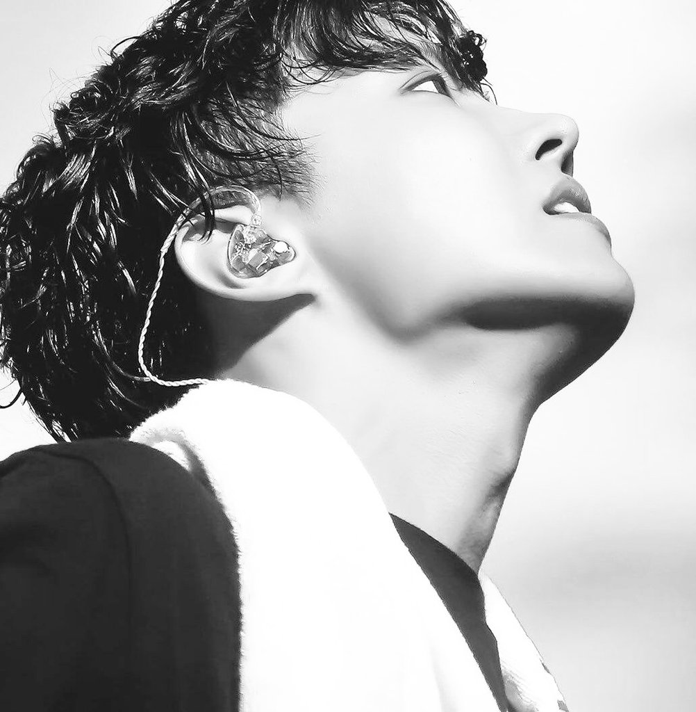 How to make your twitter an achromatic color — a dangerous thread ! #HAPPYHOBIUARY