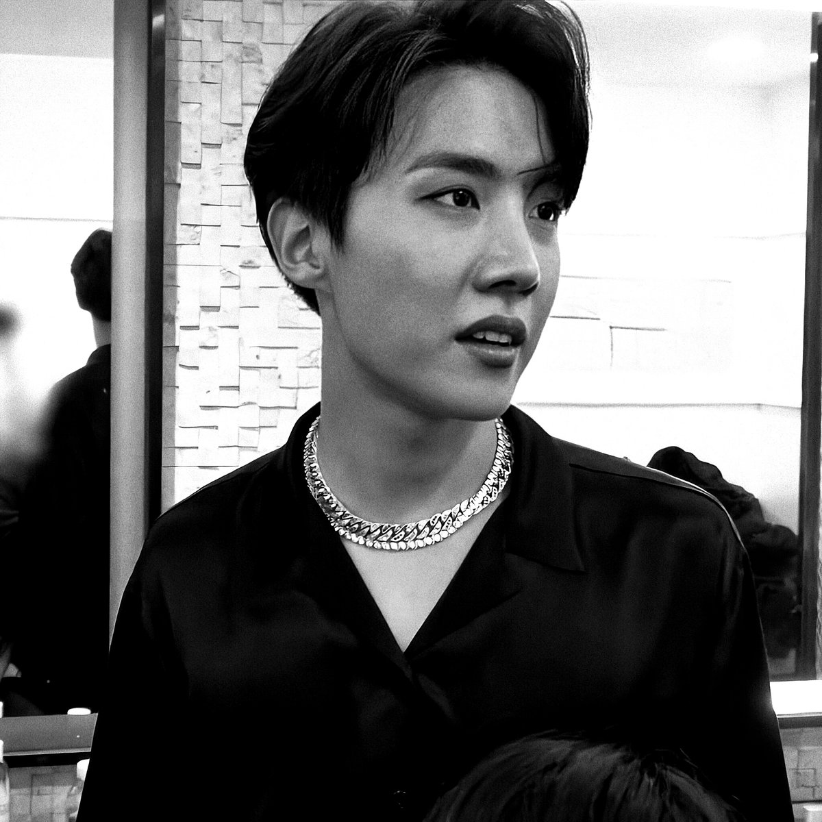 How to make your twitter an achromatic color — a dangerous thread ! #HAPPYHOBIUARY