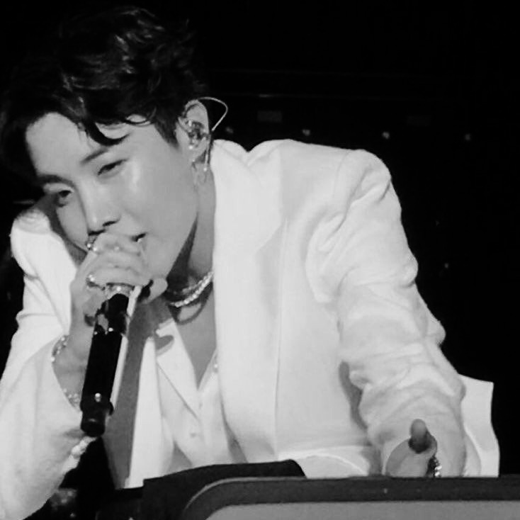 How to make your twitter an achromatic color — a dangerous thread ! #HAPPYHOBIUARY