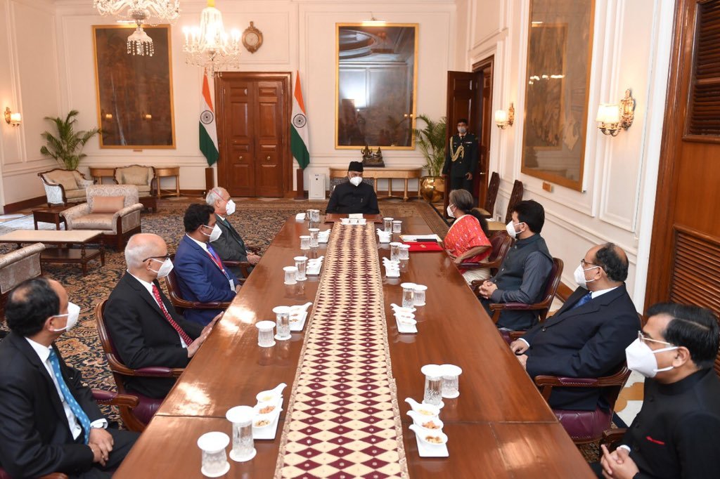 संसद में बजट पेश करने से पहले केंद्रीय वित्त मंत्री निर्मला सीतारमण, केंद्रीय वित्त राज्य मंत्री अनुराग ठाकुर और वित्त मंत्रालय के वरिष्ठ अधिकारियों ने राष्ट्रपति रामनाथ कोविंद से राष्ट्रपति भवन में की मुलाकात
#DNNNews #MPBreakingNews #MPNewsToday #MPHindiNews #Budget2021