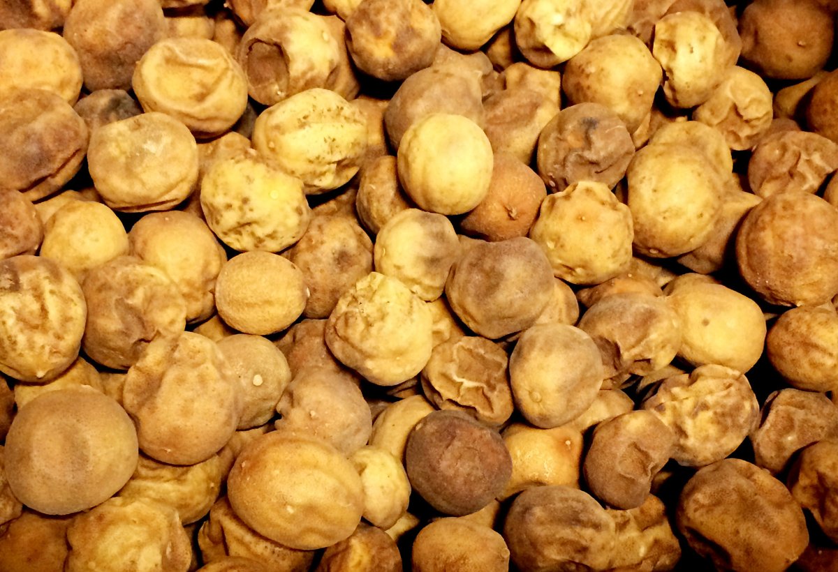 Dried limes: tart, citrusy, sweet, funky. Use in Middle Eastern/Iranian cooking. Poke a few holes, drop into soups, stews or braising liquids. When done, squeeze the juices into the pot &amp; discard. Use in rice dishes, marinades, rubs for poultry, meat, seafood ...
#southchinaseas1