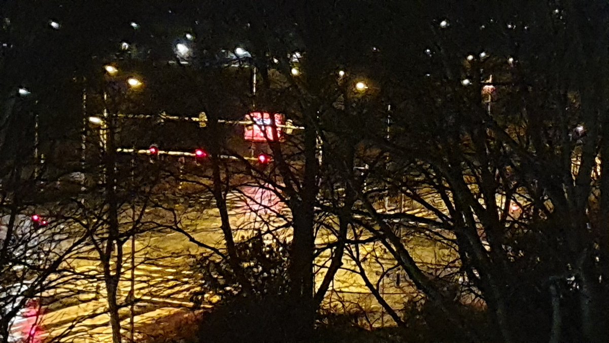 HermanFietst's tweet photo. Het valt me nu pas op dat alle lichten op rood blijven zolang er geen verkeer is 🥱
#stoplichten #lockdown https://t.co/PBWRw0kvlU