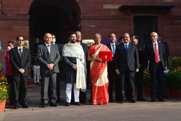 Profdilipmandal's tweet photo. आज की इस तस्वीर को देखकर मेरी पहली फ़ीलिंग ये है कि सरकार हमें कोरोना के नाम पर बेवकूफ बना रही है। आज से सिनेमाघर फ़ुल कैपिसिटी खुल जाएँगे, वहाँ लोग चिपक कर बैठेंगे, लेकिन यूनिवर्सिटी और कॉलेज बंद रहेंगे! कुछ तो घपला है। https://t.co/HEeUNc4hGd