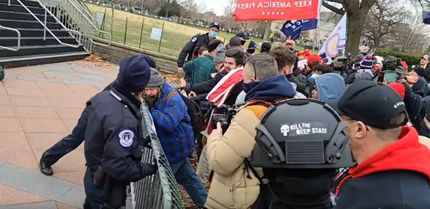15/ At conflict point C mob directly confronts police. Back:  #whipflag and others at E distract officers from aiding at the barrier. Fore: identifiable PB members stay back from this assault, but the videographer (tan, blue hood) who was with PB all day records it as PB event.