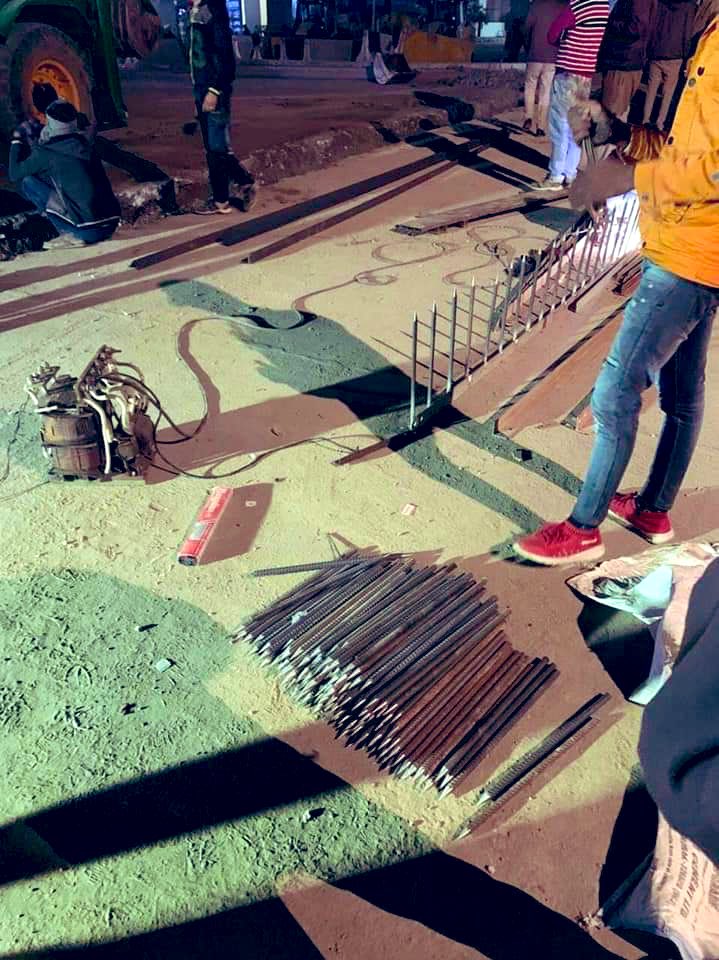 Neerajkundan's tweet photo. यह चीन को रोकने के लिए नहीं बल्कि किसानों को रोकने के लिए बनाएं हैं। 
#FarmersProstest https://t.co/LLLsXophCM