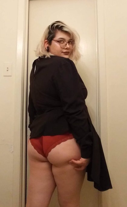 4 pic. I finally settled into my new place! Check out the fit though!
 #Egirl #Emo #Goth #PHub #OnlyFans