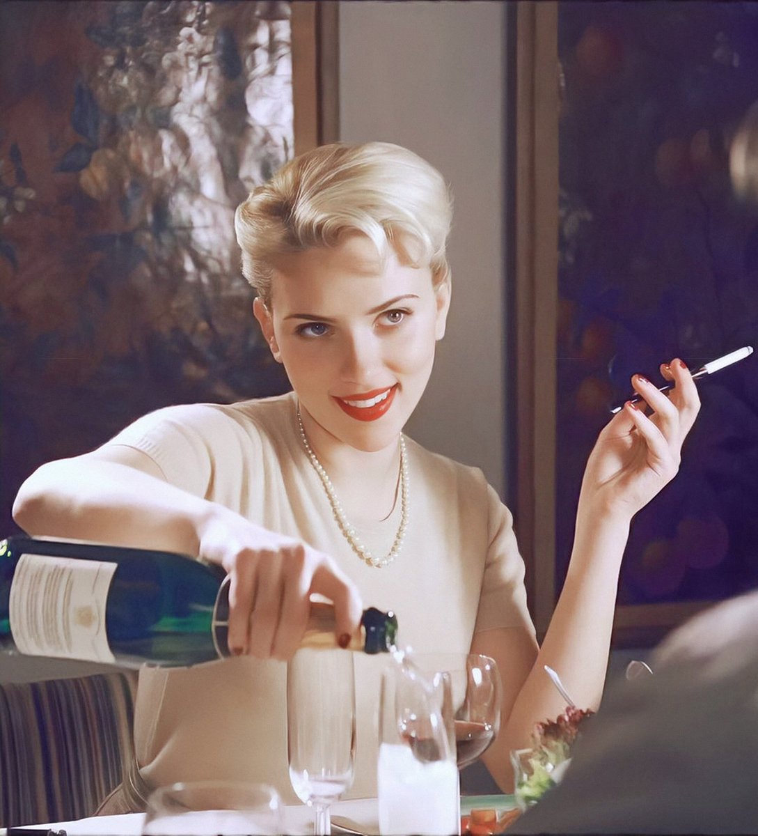 scarlett johansson cigarette holder Me: I hate cigarettes Also me: Scarlett Johansson looks so hot with  cigarettes😳🥵