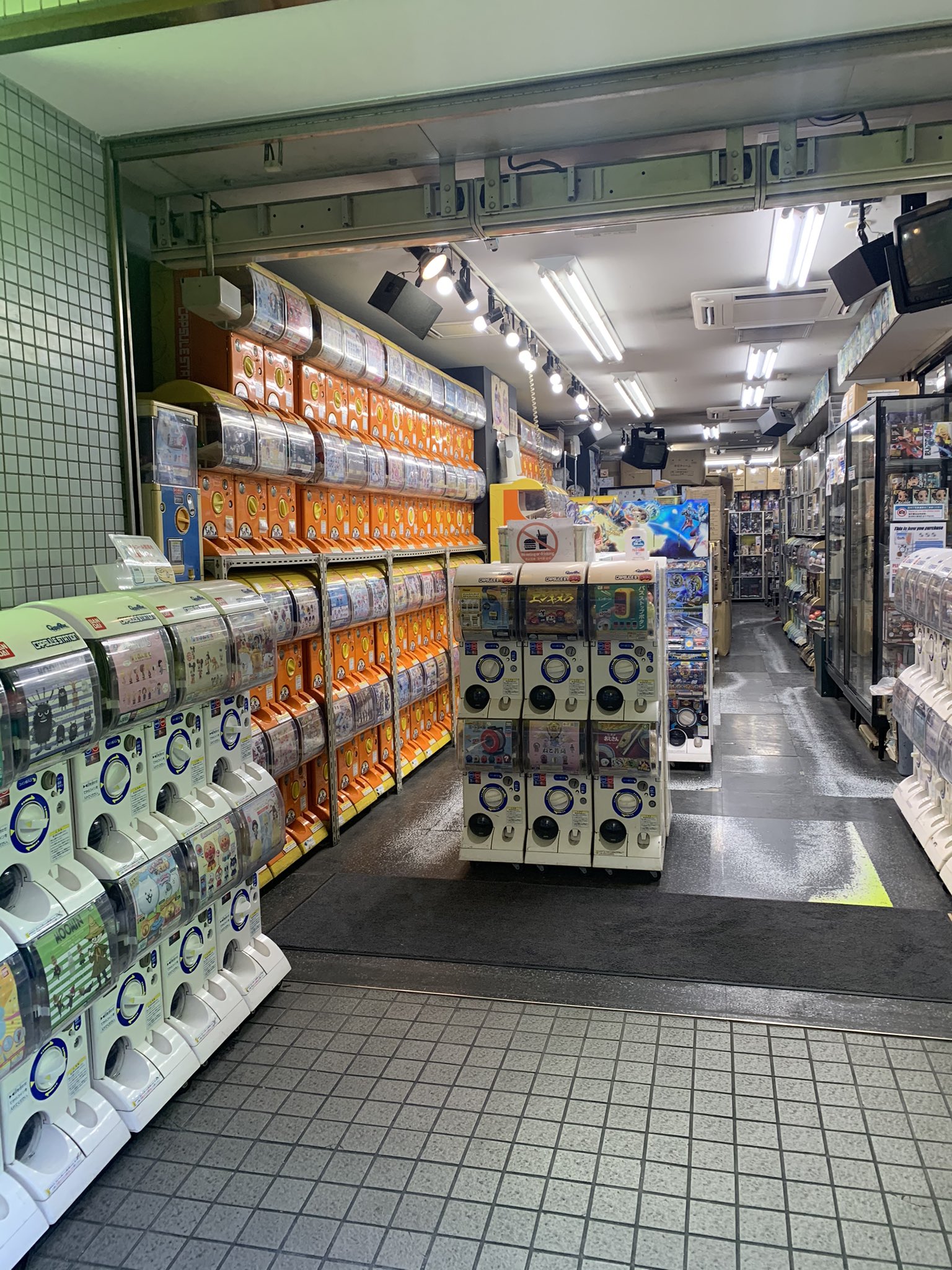 Yai ใหญ 今日の本来の目的地 ガチャガチャの聖地に到着 これからトゥクトゥク タイの乗り物 のガチャを回す 秋葉原ガチャポン会館 天井までガチャガチャ設置 T Co L6slscnsfp Twitter