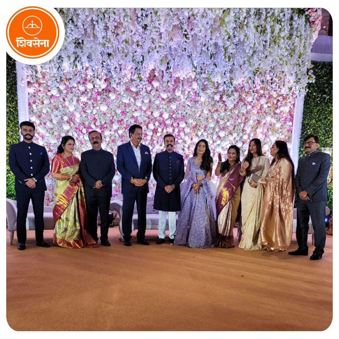 _PradeepSharma_'s tweet photo. राज्यसभेतील महाराष्ट्राचे प्रतिनिधित्व करणारे शिवसेनेचे खासदार व सामना या मराठी वृत्तपत्राचे कार्यकारी संपादक मा. श्री. संजय राऊतजी यांच्या सुकन्येच्या साखरपुड्याला मी प्रदीप शर्मा व माझी पत्नी सौ स्वीकृती प्रदीप शर्मा ह्यांचे राऊत परिवारा सोबत टिपलेले काही अविस्मरणीय क्षण. https://t.co/yJj7A4oNWj