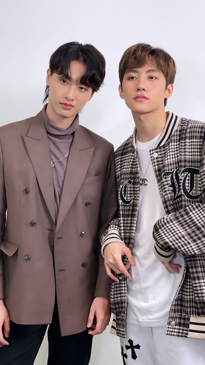 playgroundMG's tweet photo. รูปคู่ที่รอคอยมาแล้ววววว 😍
#magusMG 🖤💛 #ETUDEKISSESxMARKGUN

📸 ig story kwang_g28 https://t.co/nGRNHuSPZZ