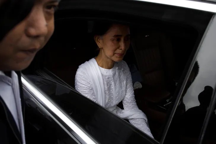dorianmalovic's tweet photo. COUP DETAT en BIRMANIE 🇲🇲 Aung San Suu Kyi arrêtée , état d’urgence pour une année, un général prend la tête du régime. @LaCroix #Birmanie #AungSanSuuKyi #StateofEmergency https://t.co/VxMmNxxP09 https://t.co/hhNZOj1M33