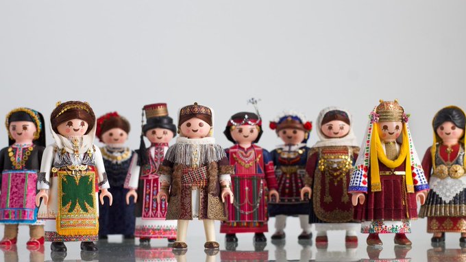 I personaggi di #Playmobil vestiti con i tradizionali costumi greci e trasformati in #PlaymoGreek!

Fonte: @yatzer 👉 yatzer.com/playmogreek