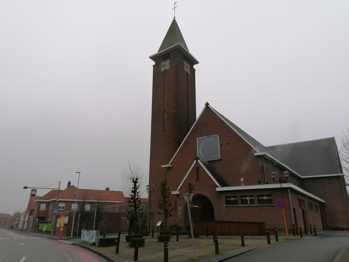 FocusWTV's tweet photo. Kerk #Anzegem wordt turnzaal #FocusWTV https://t.co/uwrOffZeGN https://t.co/tcQEb8Goer