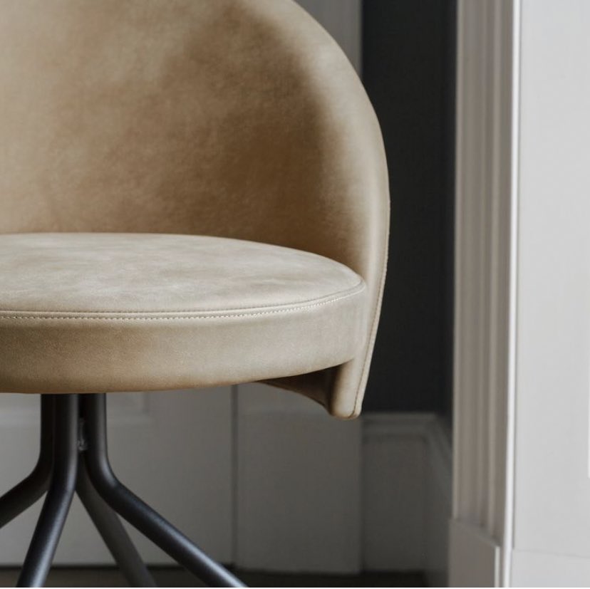 MargolisOffice's tweet photo. The soft curves of this beautiful @OceeDesign chair allows it to fit in almost any room. 

#chair #curves #Interiors #commercialinteriors #minimalism #design https://t.co/Rn7Z3ZF79L