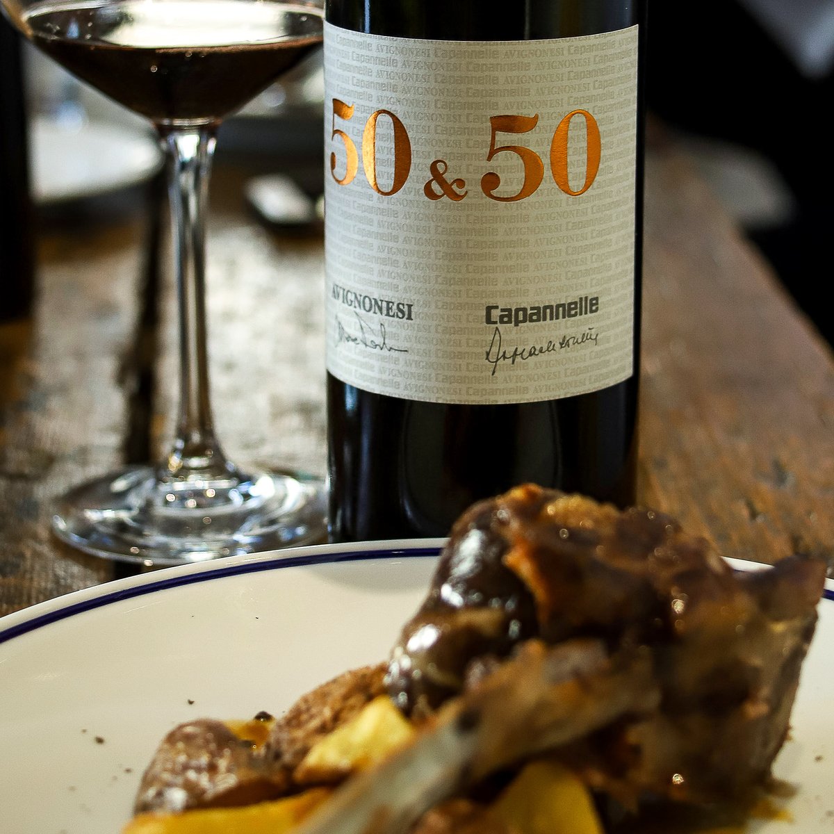 CapannelleWine's tweet photo. Negli anni '80 si mangiava la rucola e si imbottigliavano annate indelebili come la 1988 di 50&amp;50 #Capannelle. Viaggio a tavola tra piatti ed etichette dell'epoca da Sale Fino di #Siena. Ecco come è andata: https://t.co/skIhjcq5w1 https://t.co/Gf5TcsiN9F