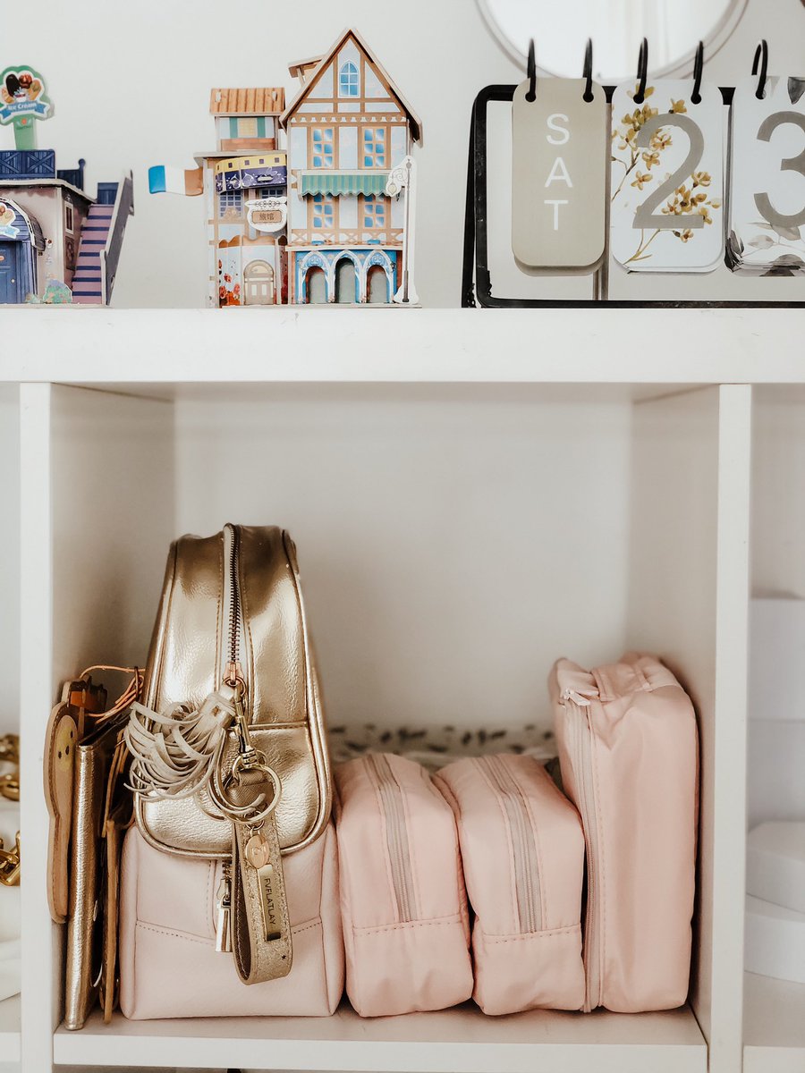 FvFlatlay's tweet photo. Kak an suka susun sikit2 mcm ni
1. x padat sgt.
2. senang nampak semua brg. Kalau x nampak nnt x jarang pulak kan.
3. Senang nak capai/ambil.
4. Ikut baru/lama.
5. Ikut jenis.
6. Ikut kaler.
7. Kalau org lain carik pun, gerenti jumpa.
8. Senang nak simpan. https://t.co/HHwIIMo7j0