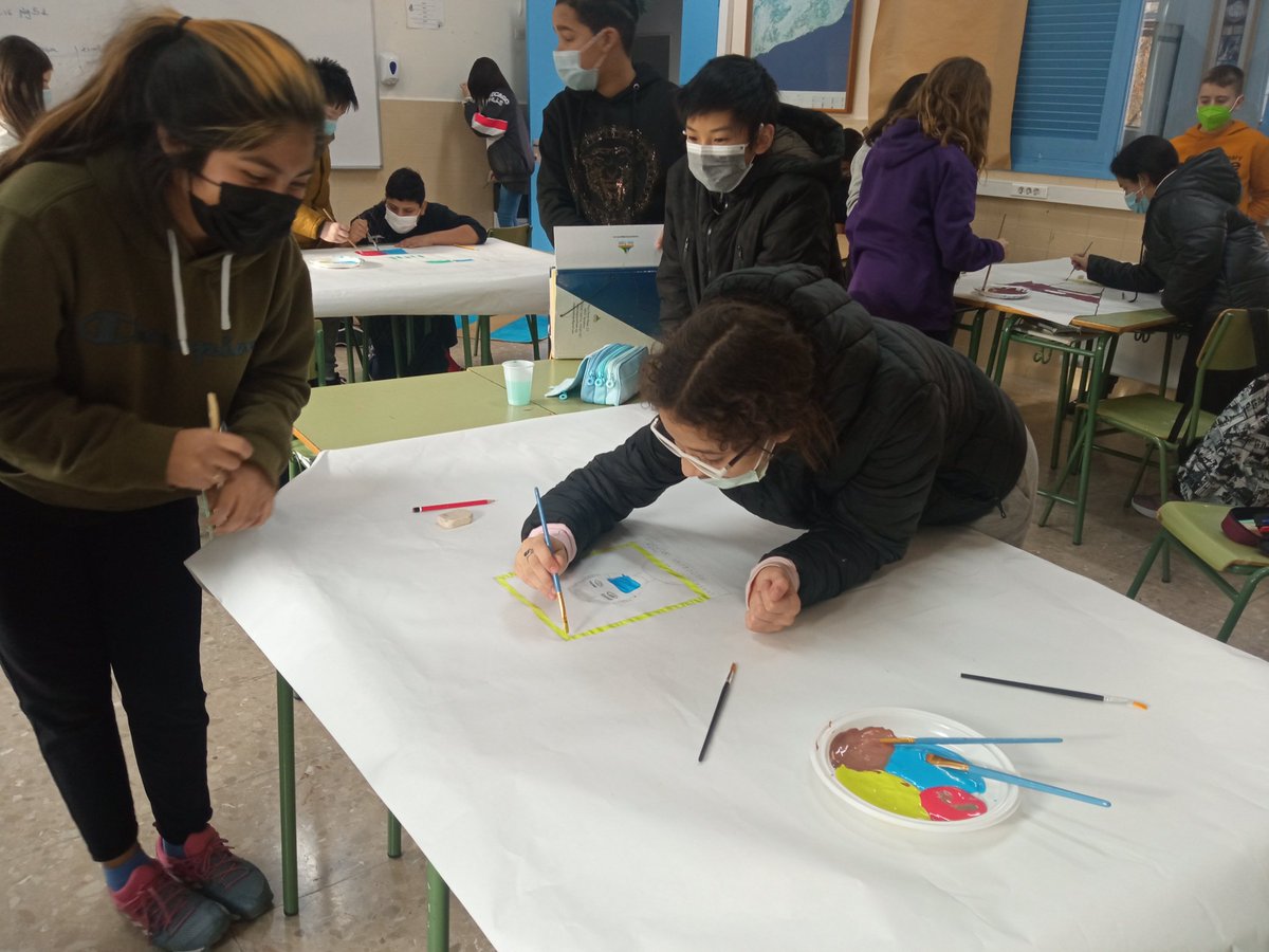INSDolorsAleu's tweet image. L'alumnat de 1r d'ESO està preparant el decorat de l'obra de teatre que realitzaran ben aviat en el marc del Treball per Projectes. Es tracta de fer una representació dels pros i dels contres de viure en una gran ciutat com Barcelona. #FemFuster