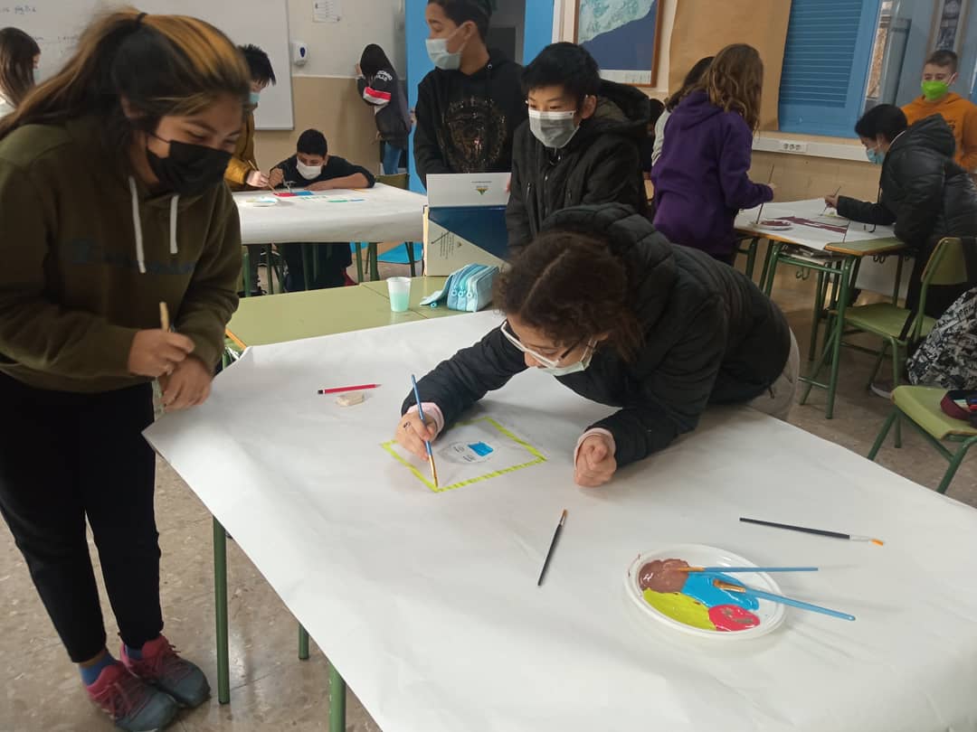 INSDolorsAleu's tweet image. L'alumnat de 1r d'ESO està preparant el decorat de l'obra de teatre que realitzaran ben aviat en el marc del Treball per Projectes. Es tracta de fer una representació dels pros i dels contres de viure en una gran ciutat com Barcelona. #FemFuster