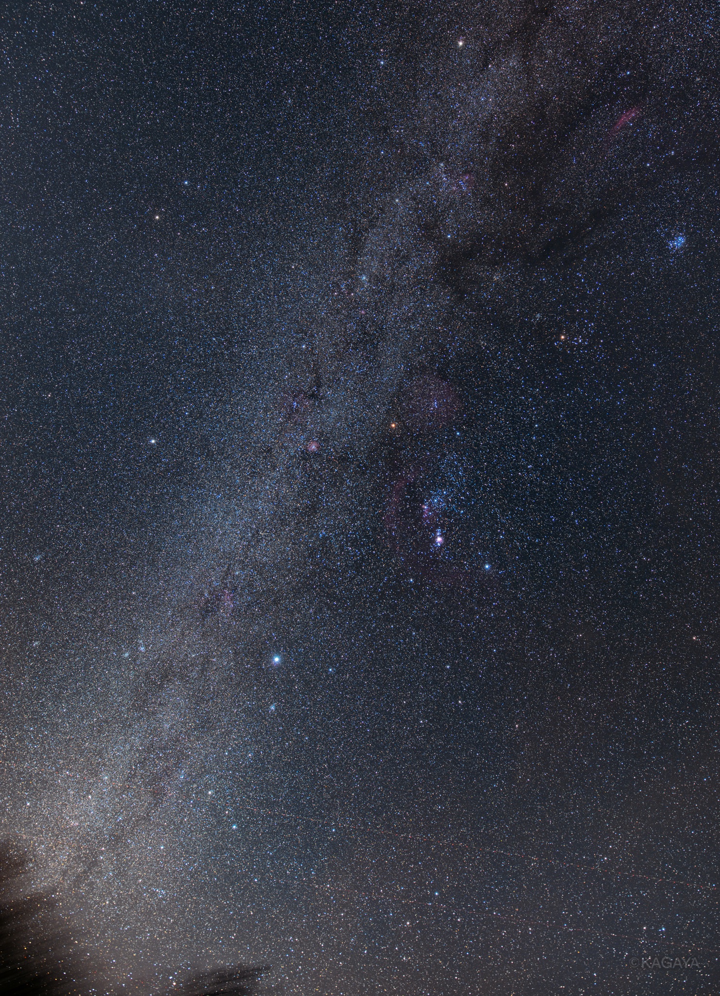 Kagaya 冬の天の川 夏の天の川に比べると淡いですが 空の暗い場所では肉眼で見えます 写真は長時間光を集めて撮ったもので 肉眼で見えない暗い星や星雲も写っています 画面左下から右上に伸びる光の帯が天の川 一番明るく写っている左下の星が Kagaya 冬の天の川 夏の天の川に比べると淡いですが 空の暗い場所では肉眼で見えます 写真は長時間光を集めて撮ったもので 肉眼で見えない暗い星や星雲も写っています 画面左下から右上に伸びる光の帯が天の川 一番明るく写っている左下の星が