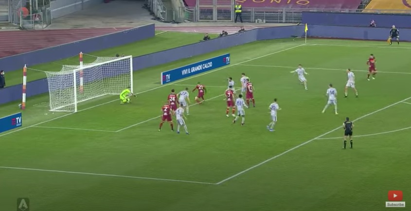  #RomaVerona/ #PostMatch 4/53-0: come nell'angolo dell'1-0, Mayoral ha il compito di ostacolare le uscite del portiere, accentuate per la scelta di marcare a zona.La respinta al limite di Silvestri è provocata anche dal disturbo dello spagnolo che poi s'appropria della respinta.