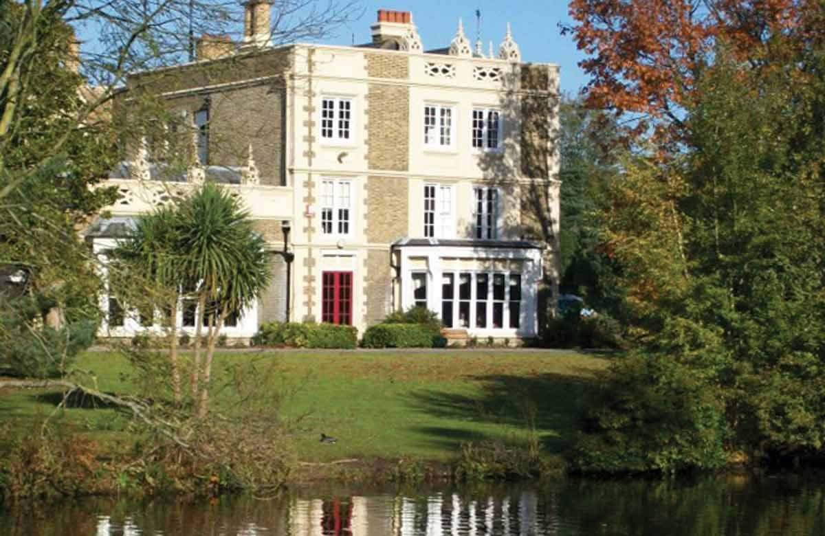 London drama school @RoseBruford has appointed a counsellor to its permanent staff team for the first time and set up a 24/7 mental-health helpline, as it expands the support offered to students in response to the pandemic bit.ly/3pDRzLw