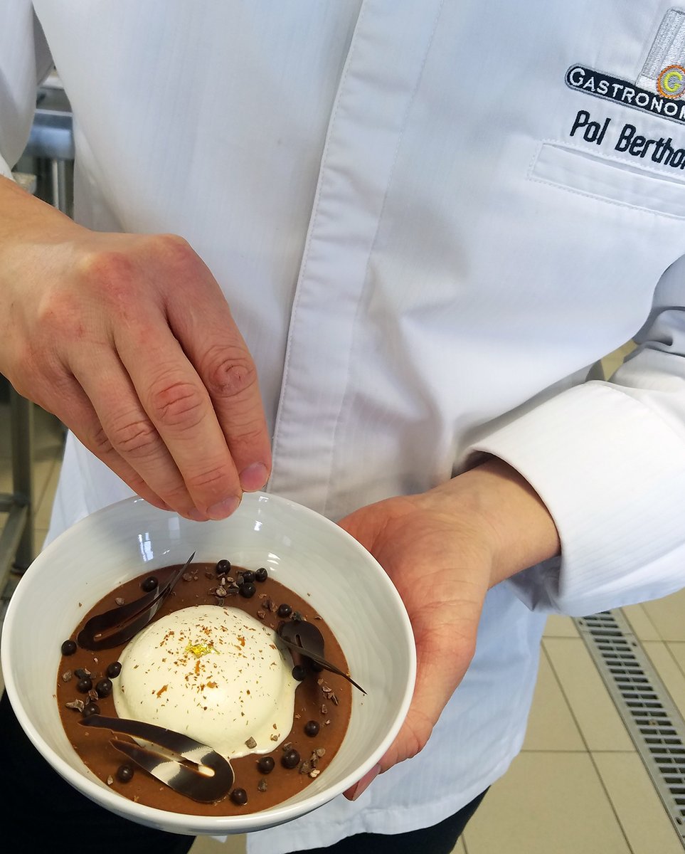 Little chocolate cream dish 
__
Petit pot à la crème chocolat
.
#gastronomicom #frenchculinary #frenchpastry #frenchpastryacademy #frenchpastrycourses #frenchpatisserie #bakingcourses  #culinaryarts #learnfrenchpastry