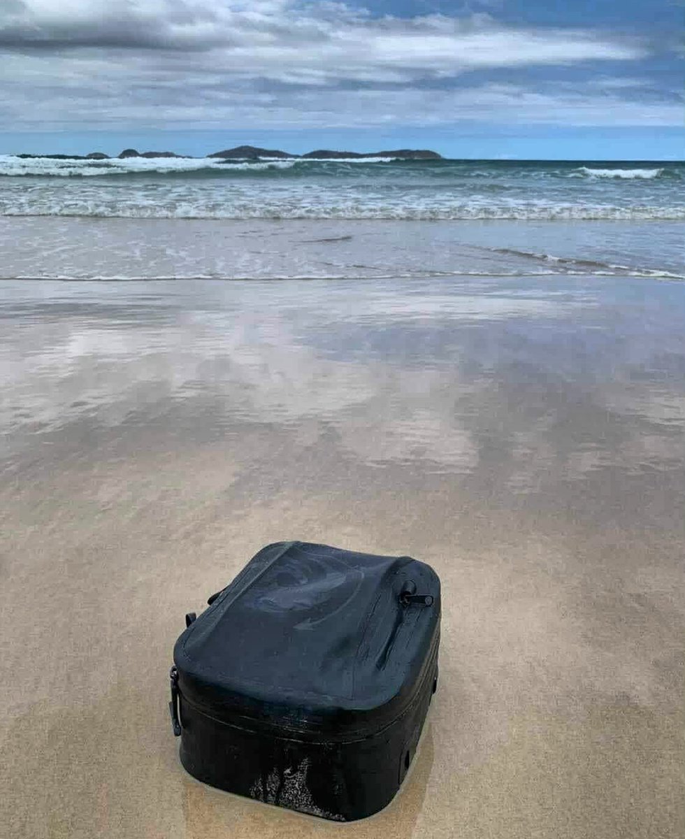 Tully Tailbags: so waterproof you can literally throw them in the sea.

Although we can think of other things more deserving of being thrown in the ocean, trust us when we say that our tailbags are waterproof and those zips don’t leak.

Pre-order now! flyingsologear.com/collections/tu…