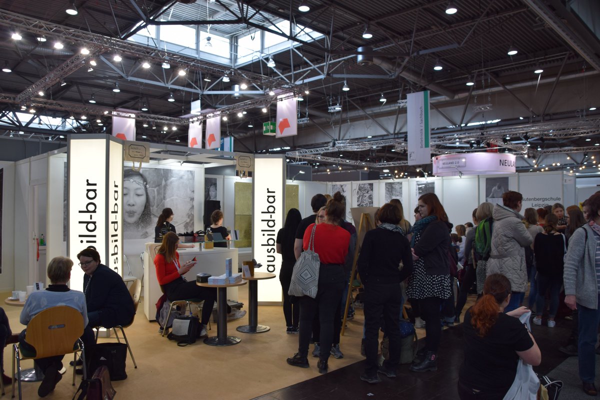BerufMit's tweet photo. Throwback to 2019, als die Welt noch in Ordnung war und die #buchmesse das letzte Mal wie gewohnt stattfinden konnte! 💔Wir lassen die Köpfe nicht hängen und überlegen uns ein kunterbuntes virtuelles Programm, für mehr checkt wie immer Instagram und Facebook🥰 https://t.co/D32zu0R162