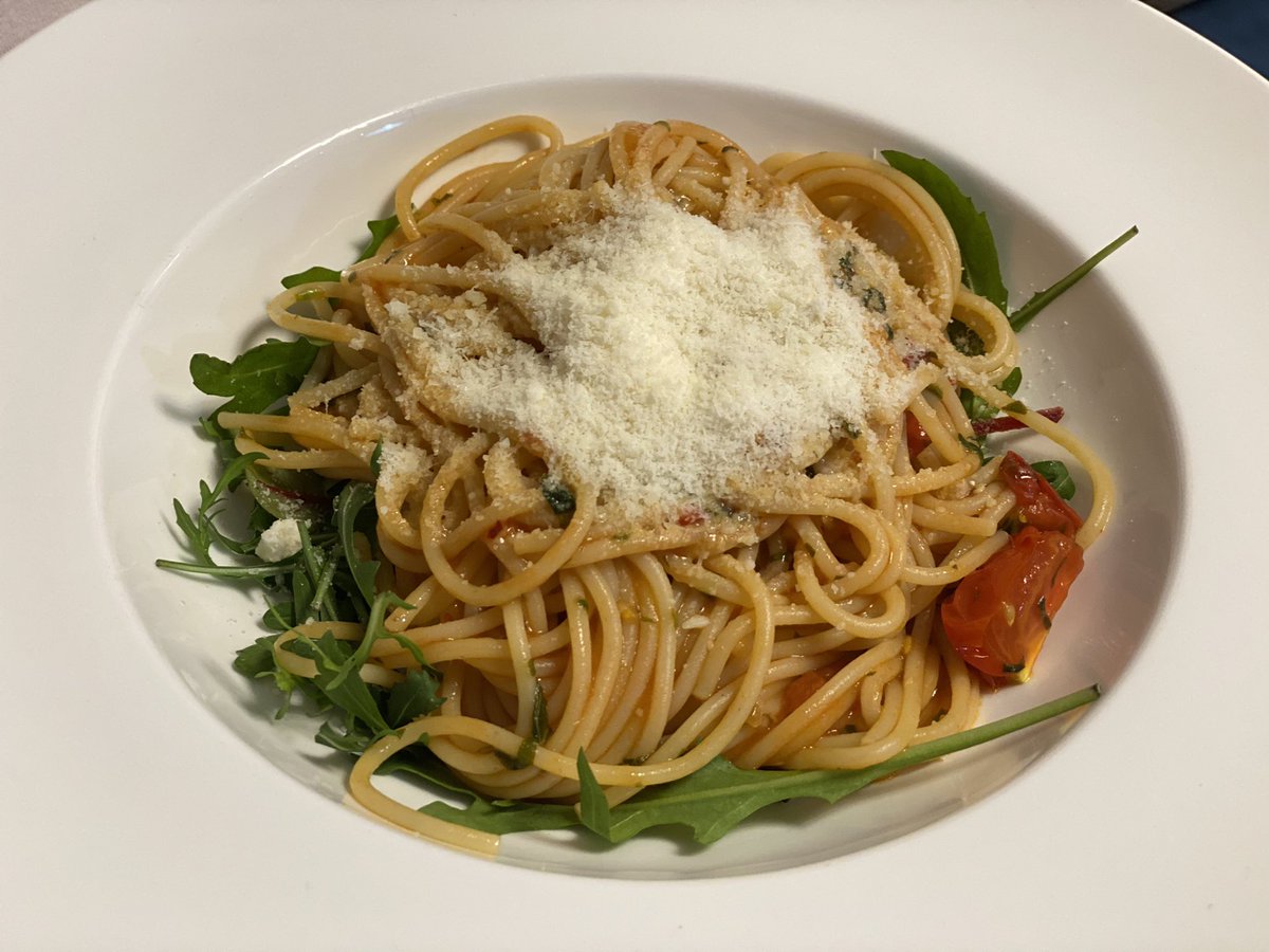 classic tomato spaghetti with arugula <a href="/stephanwaba/">@stephan@hibiscus.pink Follow me in the Fediverse!</a>  #meatlessmonady #fleilomo #jamieoliver #nomeatneeded #veggieliferocks