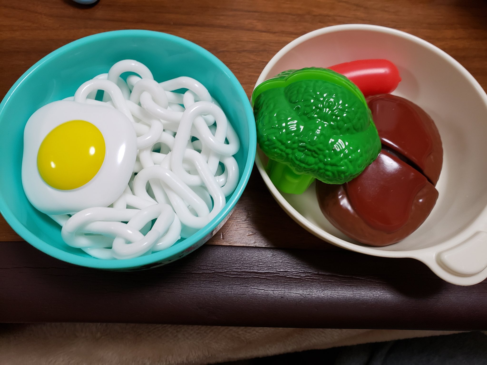 卯月 おいしそうね そういえば100均のおままごとセット 固くて切りにくいって言ってたけど 包丁だけトイザらスの150円ぐらいの包丁に変えたら普通に切りやすくなった 野菜とかは100均ので概ね満足やけど 包丁だけは別に購入するのをおすすめします 笑