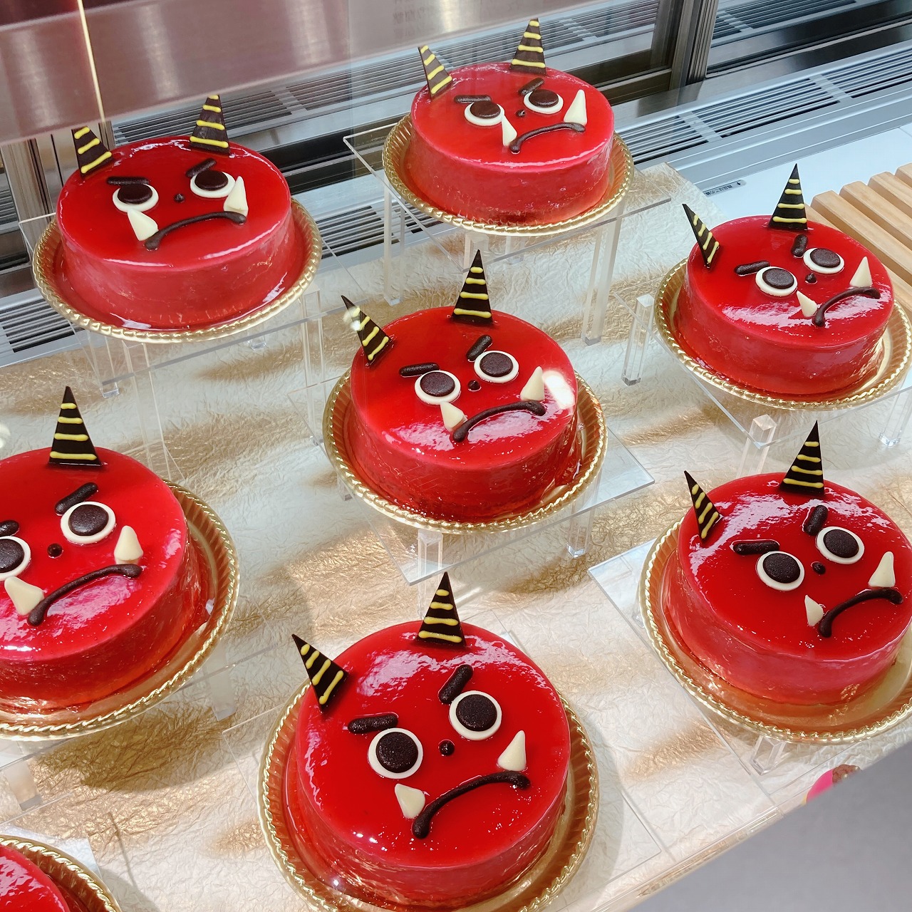 エキュート上野 鬼は食べて退治 ユーハイム では おにのケーキ を2月2日までの期間限定で販売中 ココアスポンジとチョコレートムースを甘酸っぱいベリームースで包み 赤おにの顔に仕上げた節分限定のケーキです 数量限定のため