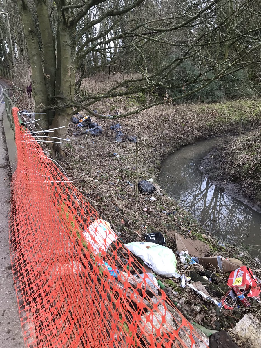 JohnMJames1's tweet photo. Yet more fly tipping ๐ก yesterday in Chapel Lane, Lea Green. Scruffs. Reported via app @sthelenscouncil @STH_Customer note that the app registered location as Walkers Lane #KeepStHelensTidy #DontBeAScruff #LitterFreeStHelens https://t.co/1821bGB8X7