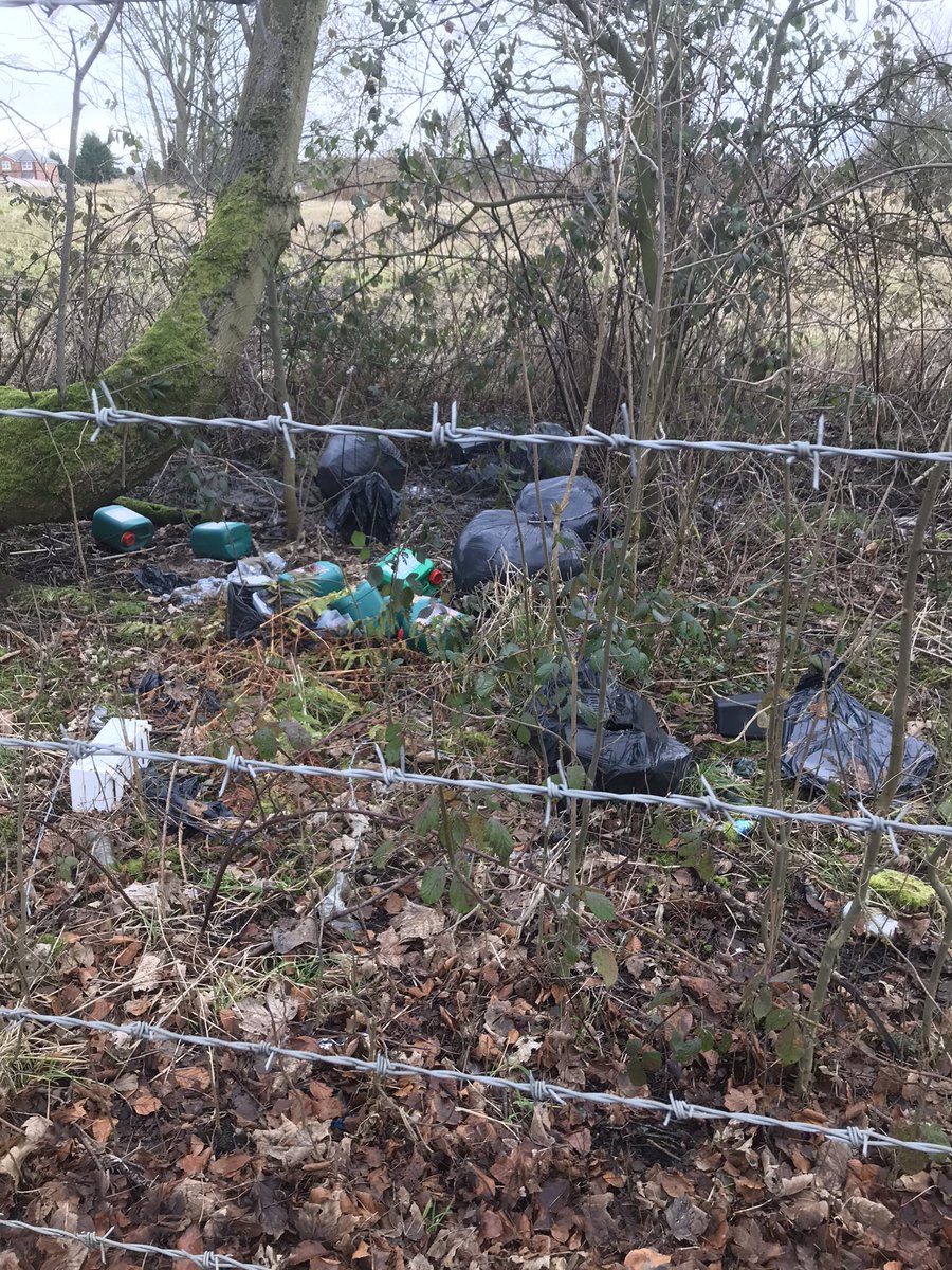 JohnMJames1's tweet photo. Yet more fly tipping ๐ก yesterday in Chapel Lane, Lea Green. Scruffs. Reported via app @sthelenscouncil @STH_Customer note that the app registered location as Walkers Lane #KeepStHelensTidy #DontBeAScruff #LitterFreeStHelens https://t.co/1821bGB8X7