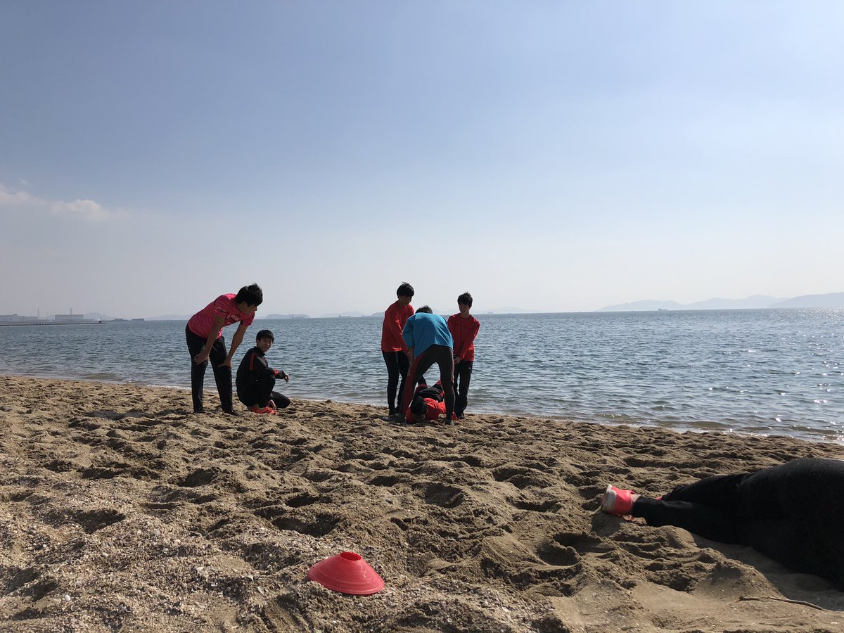 OkayamaStepUp's tweet photo. 日曜日は沙美海岸で練習でした！
中学生が走り込み追加になると、疲労困憊の中 高校生たちが率先して声をかけ一緒に走っている姿にとても感動しました😢✨
シーズンインが近づいてきてみんなの士気もどんどん高まっています✊🏻 https://t.co/DmJir1t7P6