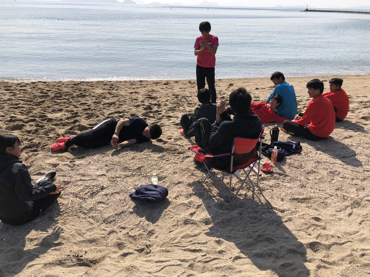 OkayamaStepUp's tweet photo. 日曜日は沙美海岸で練習でした！
中学生が走り込み追加になると、疲労困憊の中 高校生たちが率先して声をかけ一緒に走っている姿にとても感動しました😢✨
シーズンインが近づいてきてみんなの士気もどんどん高まっています✊🏻 https://t.co/DmJir1t7P6