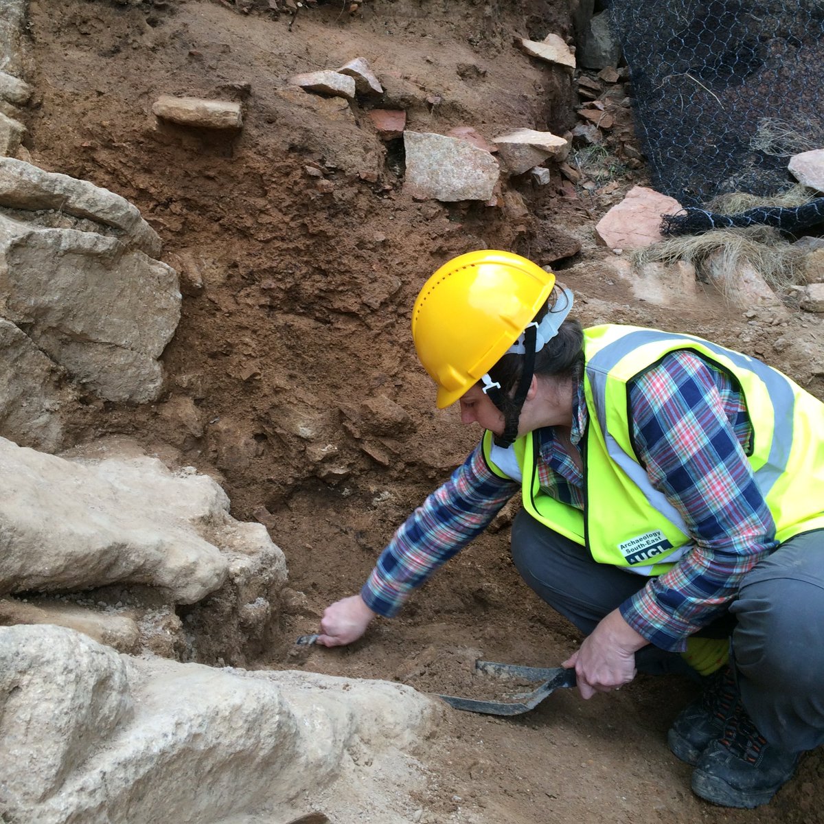 7. Then in the Autumn of 2014 we began to work on the engineering project funded by  @loveheritage and managed by  @ArchSouthEast excavating to clear space for a protective sea wall. With Co-Lead Dr Beccy Scott, Dr Anne-Lyse Ravon,  @DrDufftown and Dr  @EdBlinkhorn
